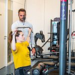 Personal trainer Wouter Tiemens van Team Vitaal in Almere begeleidt een klant tijdens een training.